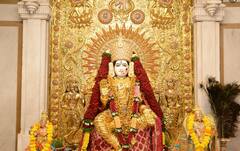 Pune News : विजयादशमीनिमित्त श्री महालक्ष्मी देवीला तब्बल 16 किलोची सोन्याची साडी परिधान, पाहा फोटो...