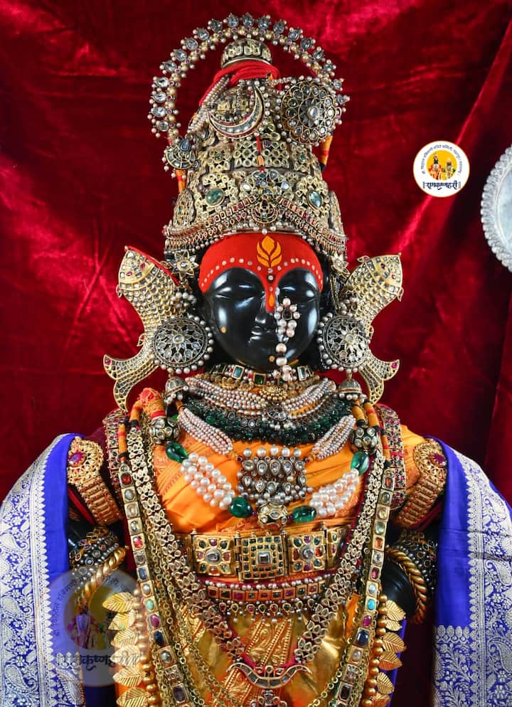 आज दसरा, साडेतीन मुहूर्तापैकी एक मुहूर्त, आजच्या सोहळ्या निमित्त विठुरायाला पारंपरिक पद्धतीने गुराख्याच्या पोशाखात सजविण्यात आले आहे. तर रुक्मिणी मातेला नखशिखांत सोन्याने मढविलेल्या विजयलक्ष्मीच्या रूपात पूजा बांधण्यात आली आहे .