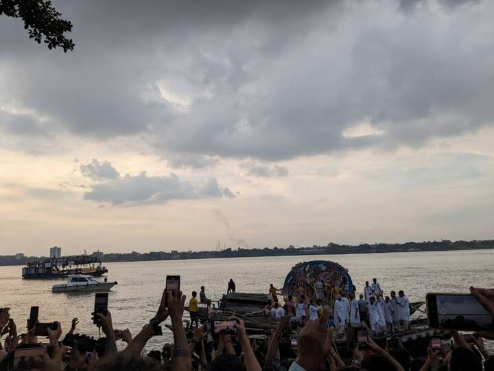 Her presence during these days is an embodiment of power, protection, and victory over evil, and her worshippers show immense enthusiasm as they celebrate her arrival. (Image Source: Utsa Ganguly)