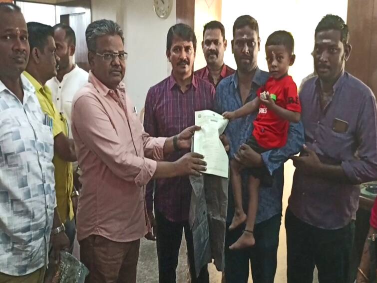 Vijayadashami 2023 on the occasion of Vijayadashami school administration welcomed the children who entered the school with rain coats TNN Vijayadashami 2023: விஜயதசமி முன்னிட்டு பள்ளியில் சேர்ந்த குழந்தைகளுக்கு ரெயின் கோட் வழங்கி வரவேற்பு