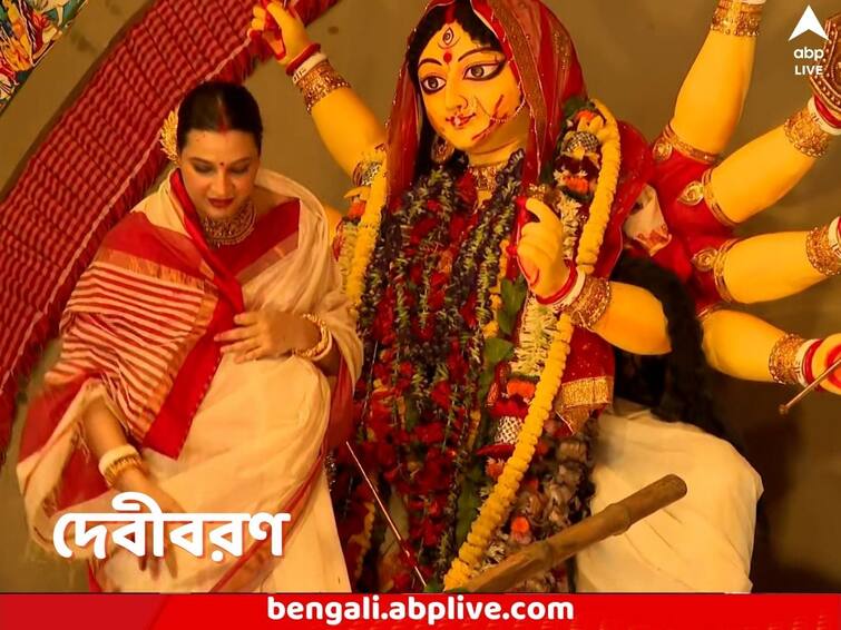 Tollywood Actress Subhashree Ganguly performs Debi Boron with husband Raj Chakraborty present alongside on the last day of Durga Puja 2023 Durga Puja 2023: চোখের জলে উমাকে বিদায়, লালপাড় সাদা শাড়িতে প্রতিমাকে মিষ্টিমুখ করালেন শুভশ্রী, পাশে রাজ