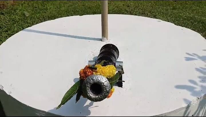 सरखेल कान्होजीराजे आंग्रे यांच्यापासून प्रत्यक्ष वापरातील आठ पिढ्यांच्या शस्त्रांची प्राचीन परंपरेनुसार विधिवत पूजा करण्यात येते.