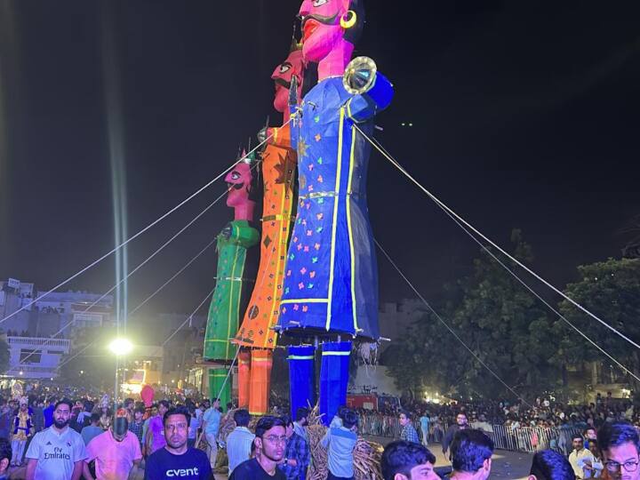 Dussehra 2023 Gurugram new colony Dussehra ground Ravan Dahan ANN Dussehra 2023: गुरुग्राम के न्यू कॉलोनी दशहरा ग्राउंड में रावण, कुंभकर्ण और मेघनाथ का पुतला दहन, जुटी लोगों की भीड़