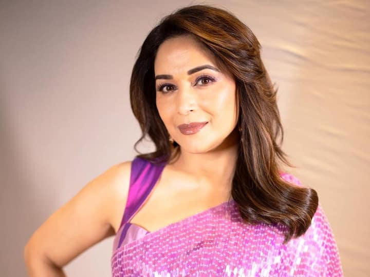 Madhuri Dixit Marathi Movie: माधुरीच्या आगामी मराठी चित्रपटाचं नाव 'पंचक' असं आहे.