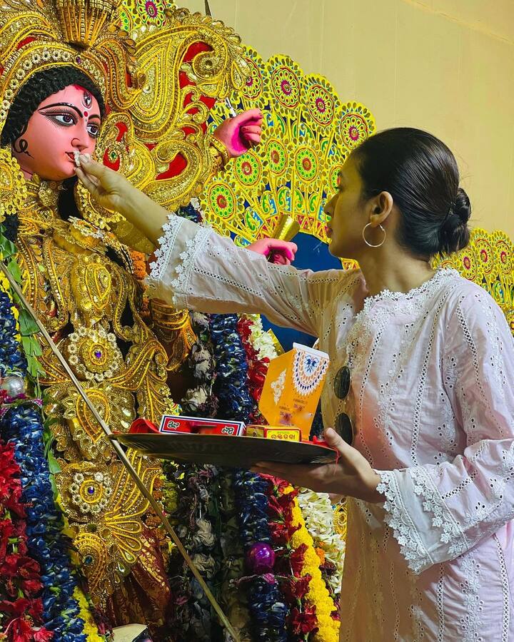 অন্যদিকে পাড়ার পুজোয় প্রত্যেক দিন ভিন্ন ভিন্ন সাজে ক্যামেরাবন্দি হলেন মিমি চক্রবর্তী। আজ দশমীর দিনে, মাকে বরণ করে নিলেন অভিনেত্রী। পরনে ছিল সাদা রঙের চুড়িদার, টেনে খোঁপা, হালকা সাজ।