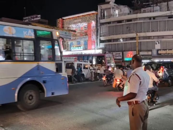 வாகன நெரிசலில் சிக்கி தவித்த ஆம்புலன்ஸ்  - ஜீப்பிலிருந்து இறங்கி வந்து சரி செய்த காவலர்