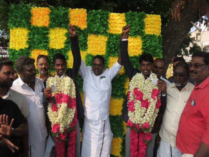 beach volleyball tournament received silver medal players warm welcome in Nagai TNN பீச் வாலிபால் போட்டியில் வெள்ளி வென்று அசத்தல்; சொந்த ஊர் திரும்பிய வீரர்களுக்கு நாகையில் உற்சாக வரவேற்பு