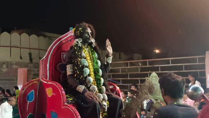 मां कालिका की तरफ से असुर संहार और रौद्र रूप भी जनता को रास आया. शोभायात्रा मार्ग में दोनों ओर खड़े लोगों ने भगवान लक्ष्मीनारायण के जयकारे लगाए.