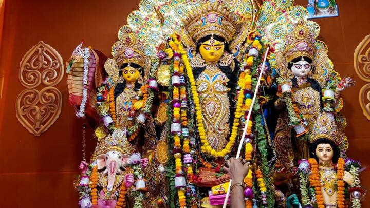 দেখতে দেখতে সেই আবাসনের পুজোর ২৫ বছর। তবে এবার আর অ্যাপার্টমেন্টের সীমিত গন্ডির মধ্যে আটকে থাকতে চাননি বাসিন্দারা। আসলে 'বসুধৈব কুটুম্বকম'-এর পথে এক কদম এগোনোর চেষ্টা করছেন ওঁরা।