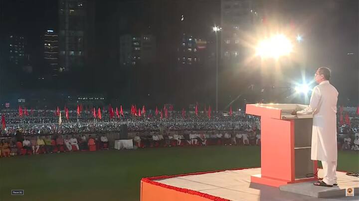 मी मुख्यमंत्री असताना कधी कुणावर लाठीचार्जचा आदेश दिला होता का? पोलीस वरून आलेल्या आदेशानंतरच लाठीचार्ज केला. मग जालन्याचा हा जनरल डायर कोण? असा सवाल उद्धव ठाकरे यांनी यावेळी उपस्थित केला.