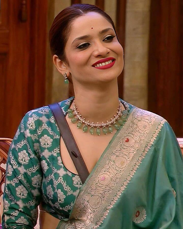अंकिताचा हा लेहेंगा लूक सध्या व्हायरल होत आहे.