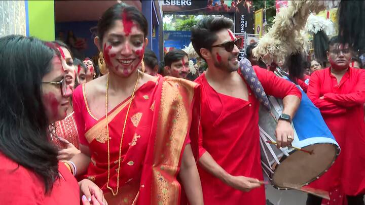 ত্রিধারা সম্মিলনীর পুজোয় ঢাক বাজাতে দেখা গেল অভিনেতা গৌরব চট্টোপাধ্যায়কে। লাল পাঞ্জাবি পরে অভিনেতা। তাঁর পাশে লাল শাড়ি পরে স্ত্রী ও অভিনেত্রী দেবলীনা কুমার। সিঁদুর খেলায় মাতলেন।