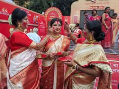 Sindur Khela, Dhunuchi And Dhak- People Of Kolkata Bid Farewell To Goddess Durga With Grandeur