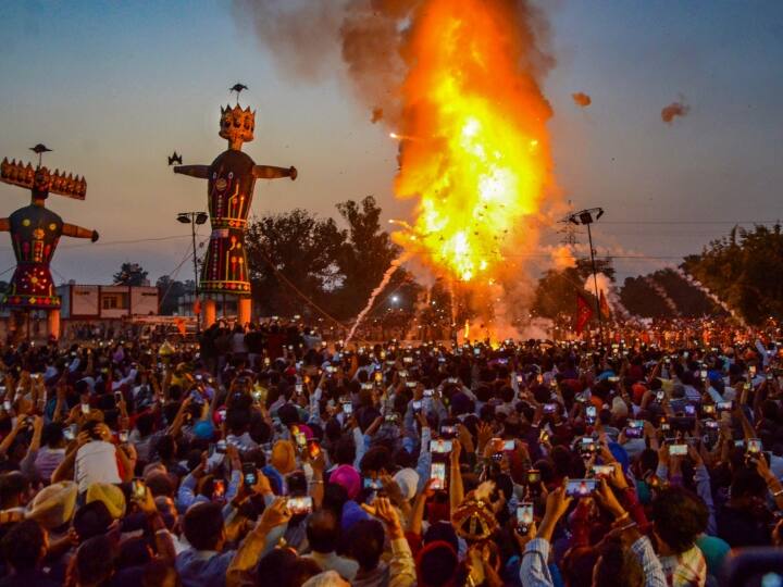 Dussehra Festivals celebrated across India vijayadashami with enthusiasm delhi kashmir karnataka Dussehra Festivals: देशभर में धूमधाम से मना दशहरा पर्व, दिल्ली से लेकर कश्‍मीर और कनार्टक तक रावण दहन