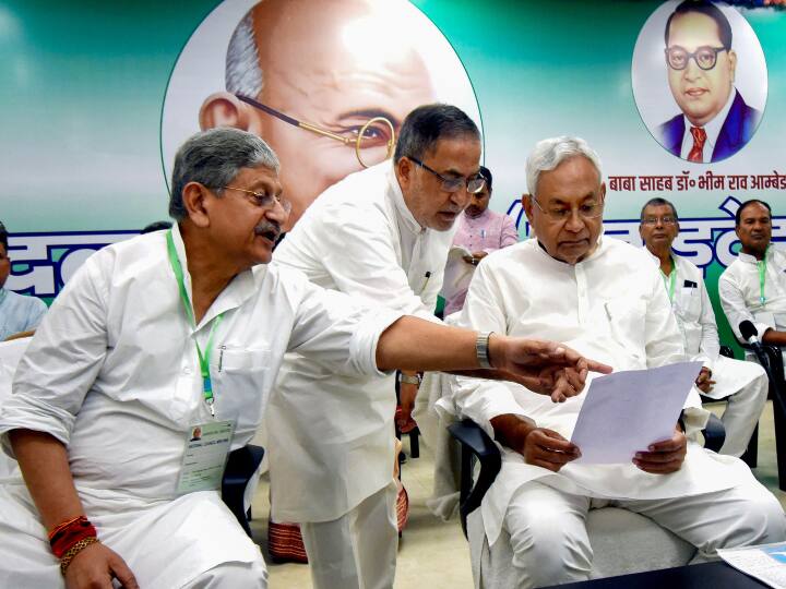 Nitish Kumar party JDU announces names of 5 candidates in MP Elections 2023 MP Elections 2023: एमपी चुनाव में JDU ने उतारे 5 कैंडिडेट, CM नीतीश की पार्टी के इस फैसले से I.N.D.I.A गठबंधन में पड़ेगी दरार!