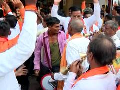 Dasara Melava 2023 : पेटती मशाली घेऊन शिवसैनिक शिवतीर्थावर, याच मशालीत गद्दारांना जाळू; शिवसैनिकांचा निर्धार