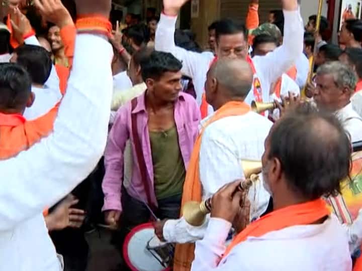 मेळाव्यासाठी राज्यभरातून शिवसैनिक दाखल होत आहेत.