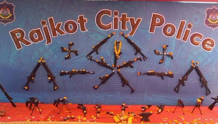 રાજકોટઃ વિજ્યાદશમી નિમિતે આજે ક્ષત્રિય પરંપરા મુજબ રાજકોટ પોલીસ હેડક્વાર્ટર ખાતે શસ્ત્રપૂજન યોજાયું હતું.