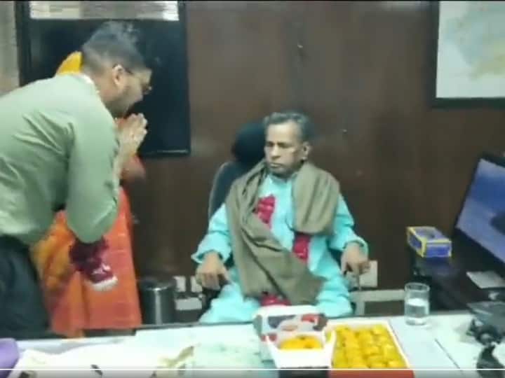South-West Delhi DM Lakshya Singhal faces warnig after Guruji sit on his official chair give clarification दक्षिण-पश्चिम Delhi के DM को महंगा पड़ा गुरुजी को आधिकारिक कुर्सी पर बैठाना, विवाद बढ़ने पर पेश की सफाई 