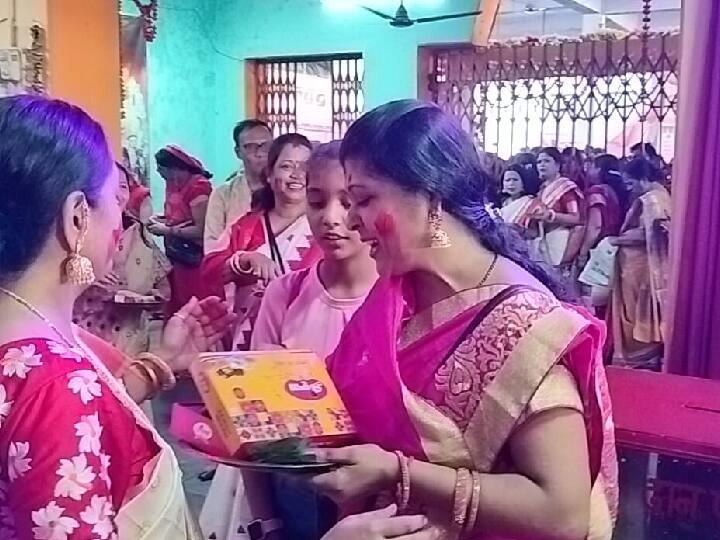 विश्वजीत चौधरी बताते हैं कि षष्ठी के दिन से मां दुर्गा की पूजा अर्चना और आरती कर आज विजयादशमी के दिन मां की विदाई दी जा रही है.