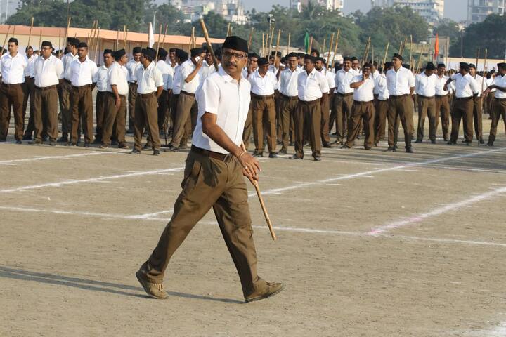 शिवाजी महाराज पुण्यात आल्यावर कसबा गणपती शोधून काढला आणि शेती करायला सुरवात केली. लोकांना वसवले. तरुण मित्र जमा केले, त्यांचाकडे असलेली कला निरखून लोक प्रेमाने जोडले. मित्रांचे दोष प्रेमाने दूर केले, संकटात मदात करत मैत्री केली, असे मोहन भागवत म्हणाले.