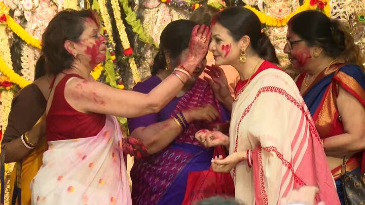 মল্লিক বাড়িতেও বিসর্জনের তোড়জোড়। ঠাকুর বরণের পর সকলের সঙ্গে সিঁদুরখেলায় মাতলেন কোয়েল মল্লিক। লাল-সাদা শাড়িতে নজর কাড়লেন। ছিলেন রঞ্জিত মল্লিকও।