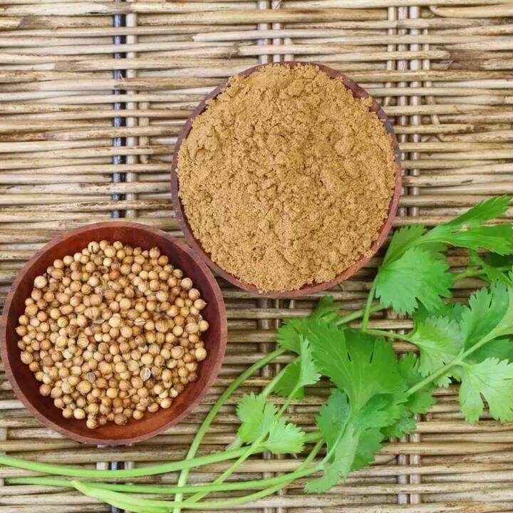ਕੈਲੀਫੋਰਨੀਆ ਯੂਨੀਵਰਸਿਟੀ ਆਫ਼ ਆਯੁਰਵੇਦ ਦੀ ਖੋਜ ਅਨੁਸਾਰ ਧਨੀਏ ਦੇ ਬੀਜ ਚਮੜੀ ਨਾਲ ਸਬੰਧਤ ਵੱਖ-ਵੱਖ ਸਮੱਸਿਆਵਾਂ ਜਿਵੇਂ ਕਿ ਚੰਬਲ, ਖਾਰਸ਼ ਵਾਲੀ ਚਮੜੀ, ਧੱਫੜ ਤੇ ਸੋਜ ਨੂੰ ਠੀਕ ਕਰਨ ਵਿੱਚ ਕਾਫ਼ੀ ਪ੍ਰਭਾਵਸ਼ਾਲੀ ਹੁੰਦੇ ਹਨ ਕਿਉਂਕਿ ਉਨ੍ਹਾਂ ਵਿੱਚ ਐਂਟੀਸੈਪਟਿਕ ਗੁਣ ਹੁੰਦੇ ਹਨ।