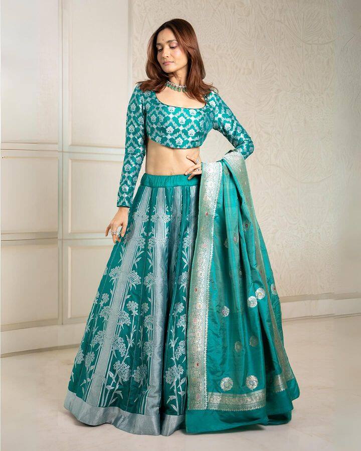 . तसेच 200 कपड्यांसह अभिनेत्रीने 'बिग बॉस'च्या घरात प्रवेश केल्याची चर्चा आहे.