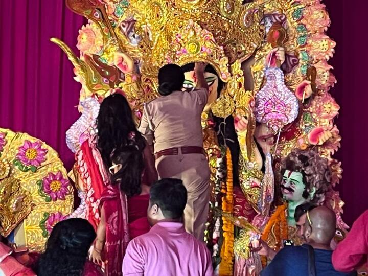 A policewoman takes part in ‘Debi Baran’ after Vijaya Dashami puja at a Durga Puja pandal in Noida. Image Source: ABP Live