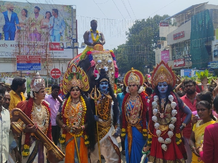 சேலம் கோட்டை மாரியம்மன் கோயில் முளைப்பாரி,  தீர்த்த குட ஊர்வலம் - திரளான பக்தர்கள் பங்கேற்பு