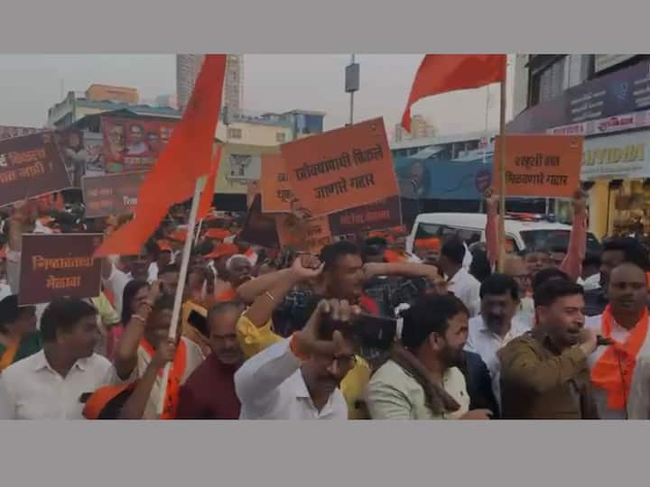 शिवसैनिकांच्या हातातील फलक लक्ष वेधून घेत आहेत.