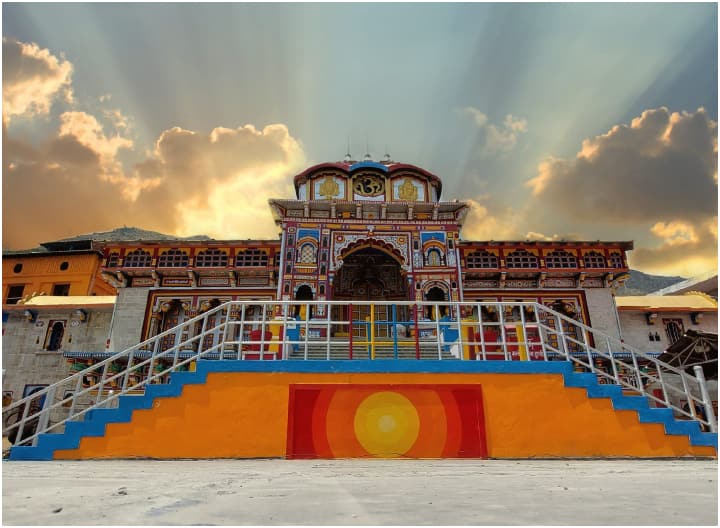 Uttarakhand News: श्री बदरीनाथ-केदारनाथ मंदिर समिति के अनुसार बदरीनाथ धाम के कपाट 18 नवंबर को दोपहर 03:33 बजे शीतकाल के लिए बंद हो जाएंगे.