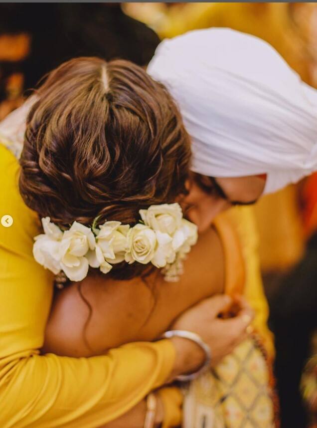 ਇਸ ਤੋਂ ਇਲਾਵਾ ਰੋਹਨਪ੍ਰੀਤ ਵੱਲੋਂ ਵੀ ਆਪਣੇ ਸੋਸ਼ਲ ਮੀਡੀਆ ਉੱਪਰ ਇੱਕ ਖੂਬਸੂਰਤ ਵੀਡੀਓ ਸ਼ੇਅਰ ਕੀਤਾ ਗਿਆ ਹੈ। ਇਸ ਨੂੰ ਪਿਆਰੀ ਅਤੇ ਮਜ਼ਾਕੀਆ ਕੈਪਸ਼ਨ ਦਿੰਦੇ ਹੋਏ ਰੋਹਨ ਨੇ ਲਿਖਿਆ, ਮੇਰੀ ਬ੍ਰਾਈਡ ਨੂੰ ਵਰ੍ਹੇਗੰਢ ਮੁਬਾਰਕ 😊ਤੁਹਾਨੂੰ ਬਹੁਤ ਪਿਆਰ ਕਰਦਾ ਹਾਂ... ਤੱਕੜੀ ਲੱਗਦੀ ਆ 3 ਸਾਲ ਝੇਲ ਲਿਆ ਮੈਨੂੰ @nehakakkar ???🙌🏻...