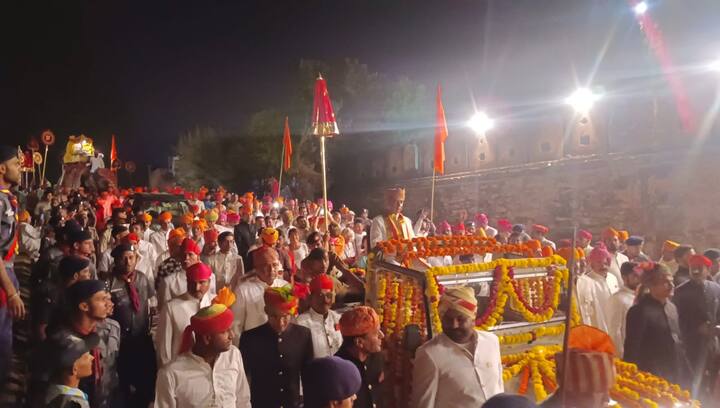 जिन्होंने दशहरे मेले और राजस्थानी लोक संस्कृति की भव्यता को खूब सराहा.शुद्धाद्वैत प्रथम पीठ श्री बड़े मथुराधीश मंदिर से परंपरागत रूप से बीड़ा आया.