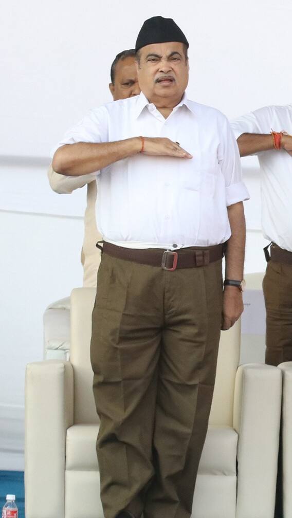 नितीन गडकरी संघाच्या पूर्ण गणवेशात...