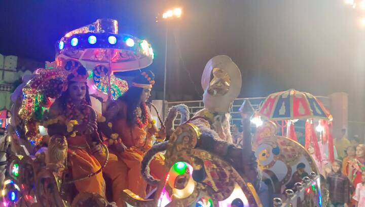 Rajasthan News: कोटा के राष्ट्रीय मेला दशहरा 2023 के तहत मंगलवार (24 अक्टूबर) को गढ़ में पूजा-अर्चना के बाद गढ़ के दरीखाने से राजसी वैभव और ठाट-बाट के साथ हाथी पर सवार होकर भगवान लक्ष्मी नारायण की सवारी निकाली गई.