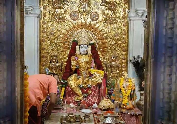 दसरा आणि लक्ष्मीपूजनाच्या दिवशी ही साडी देवीला नेसविण्यात येते.