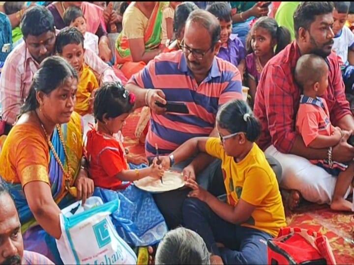 Vidyarambam event in Madurai to educate children by writing TNN இம்மையிலும் நன்மை தருவார் திருக்கோயிலில் வித்யாரம்பம் நிகழ்வு -  குழந்தைகள் அச்சரம் எழுதி கல்வியை தொடங்கி வழிபாடு
