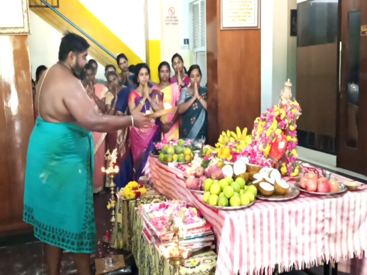 Vijayadashami 2023: விஜயதசமி முன்னிட்டு பள்ளியில் சேர்ந்த குழந்தைகளுக்கு ரெயின் கோட் வழங்கி வரவேற்பு