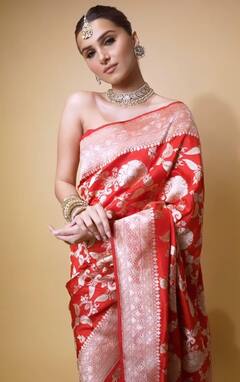 Actress Tara Sutaria: રેડ સાડીમાં ખૂબ જ ગ્લેમરસ લાગી તારા સુતરીયા, જુઓ તસવીરો