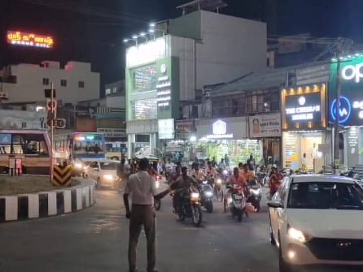 Karur news traffic policeman got out of an ambulance jeep stuck in a traffic jam TNN வாகன நெரிசலில் சிக்கி தவித்த ஆம்புலன்ஸ்  - ஜீப்பிலிருந்து இறங்கி வந்து சரி செய்த காவலர்