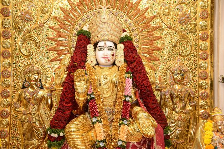 पुण्यातील सारसबाग येथील श्री महालक्ष्मी मंदिर प्रशासनाच्या माध्यमातून दरवर्षी देवीच्या मूर्तीला तब्बल १६ किलो सोन्याची साडी परिधान केली आहे..