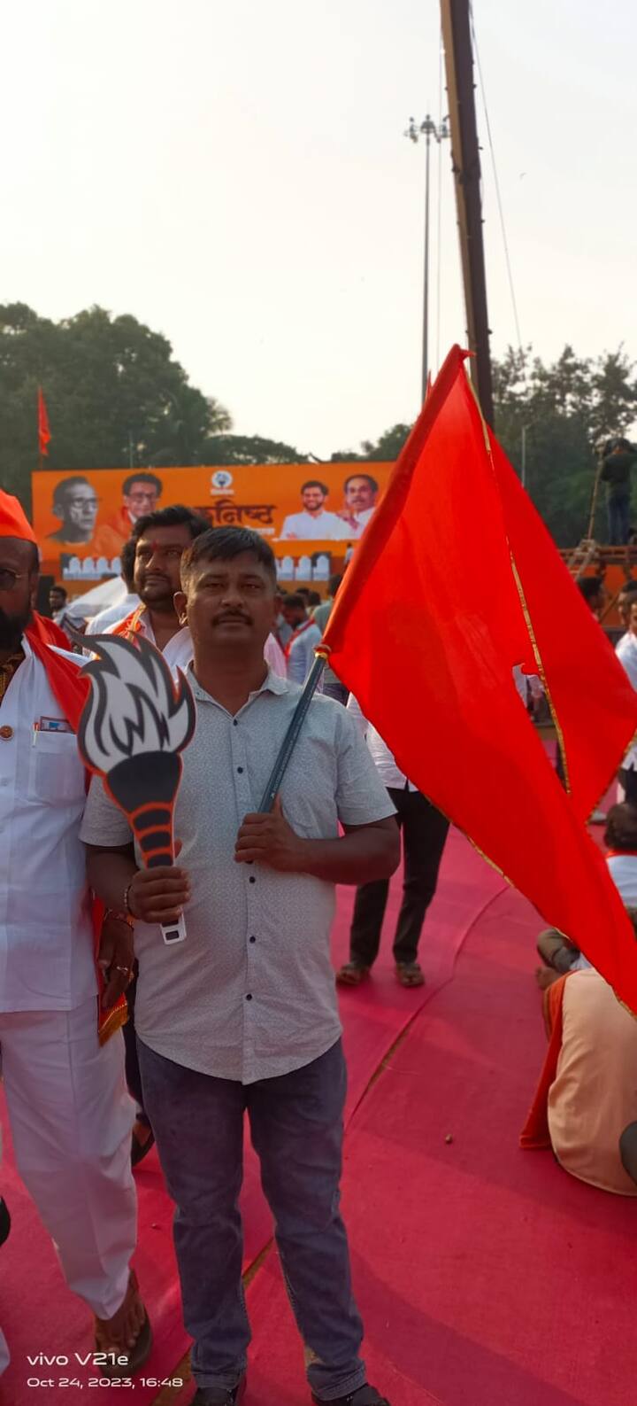 पेटती मशाली घेऊन साताऱ्याचे शिवसैनिक शिवतीर्थावर दाखल झाले.