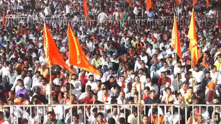ठाकरेंचं भाषण ऐकण्यासाठी राज्यभरातून शिवसैनिक हे शिवाजी पार्कात दाखल होत आहेत.