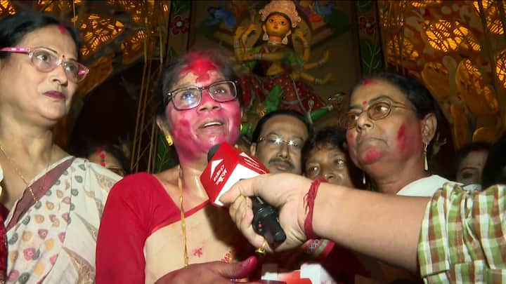 কলকাতার পুজোয় সিঁদুর খেলায় সাধারণের সঙ্গে মিশে সিঁদুর খেললেন তৃণমূল নেত্রী শশী পাঁজাও। এদিন তিনি আর পাঁচজনের মতোই সাধারণ।
