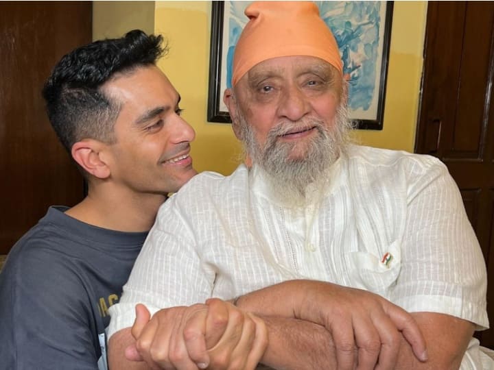 Angad Bedi Post: पिता बिशन सिंह बेदी के निधन से बुरी तरह टूट गए हैं अंगद बेदी, कहा- 'हम सदमे में हैं और...' angad bedi shares emotional post after father bishan singh bedi passes away says Keep guiding us Angad Bedi Post: पिता बिशन सिंह बेदी के निधन से बुरी तरह टूट गए हैं अंगद बेदी, कहा- 'हम सदमे में हैं और...'