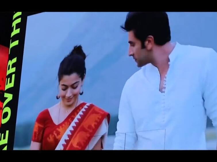 Animal Teaser Of Ranbir Kapoor And Rashmika Mandanna Animal Film Played On Times Square On Dussehra Animal Teaser: रणबीर आणि रश्मिकाच्या 'अॅनिमल' चा टीझर झळकला टाइम्स स्क्वेअरवर; व्हिडीओ व्हायरल