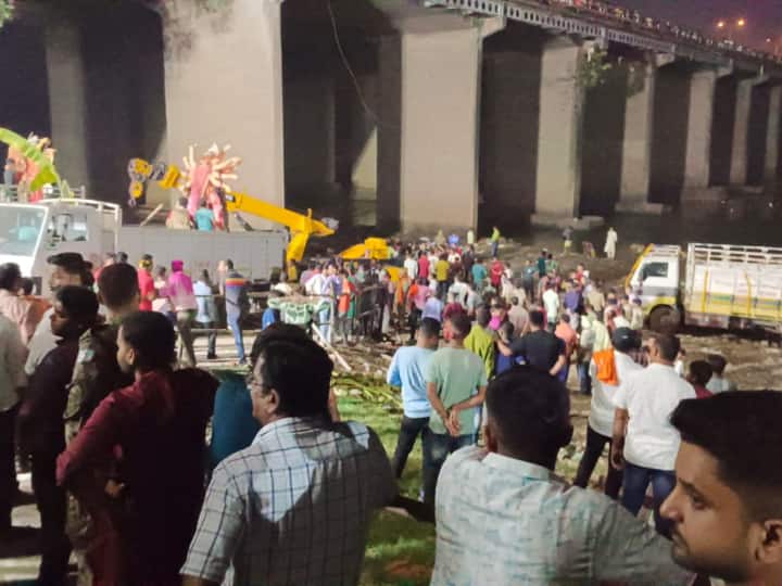 Jamshedpur Bishtupur Baile Bodhanwala Ghat Truck crushed devotees during idol immersion two dies ANN Jamshedpur: जमशेदपुर में मूर्ति विसर्जन के दौरान बड़ा हादसा, अनियंत्रित ट्रक ने श्रद्धालुओं को रौंदा, दो की मौत
