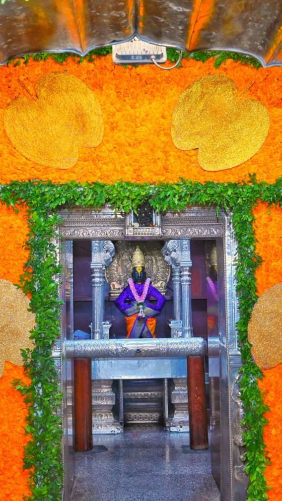 विजयादशमीनिमित्त पंढरपूरच्या विठ्ठल-रुक्मिणी मंदिरात आकर्षक सजावट