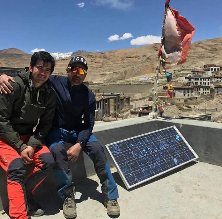 वहीं करण ने इंटरव्यू के दौरान बताया कि एक बार मैं क्लास में अपना एक असाइनमेंट ठीक से नहीं कर पाया था. क्लास टीचर ने मुझे पूरी क्लास के सामने डांटा और कहा कि तुम सिर्फ अपने पिता के पैसे उड़ाने के ही काबिल हो. तुम जीवन में और कुछ नहीं कर सकते.